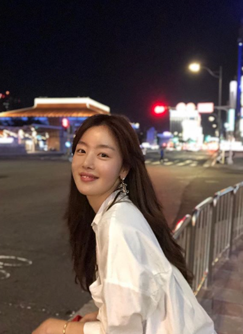 Singer and actor Han Sun-hwa shared her routineOn the 19th, Han Sun-hwa posted a picture and article on his Instagram account.Han Sun-hwa said in the post, Do you know that Love at first night fell?I am sorry, empty, beautiful, and I am empty because the leaves are still yours.I am sorry for the autumn that ends with the article Have a good day today.Han Sun-hwa, in particular, is a face without a toilet, but she is showing off her beautiful looks with a small face and clear features.Han Sun-hwa, who made his debut with SBS Superstar Survival in 2006, appeared in the OCN drama Save Me 2 which last June.