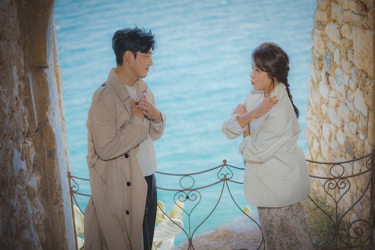 Chocolate Yoon Kye-sang and Ha Ji-won present healing SynergyJTBCs new Golden Globe, which will be broadcast on November 29th, will be followed by JTBCs new Golden Globe (directed by Lee Hyung-min, Lee Kyung-hee, produced by Drama House and JYP Pictures), which will be broadcast on November 20th. The behind-the-scenes was revealed.Chocolate draws a human melodrama that heals each others wounds through cooking after being reunited in a hospice ward by a scalpel-cold brain neurosurgeon, Yi Gang (Yoon Kye-sang), and a fire-warm chef, Moon Cha-young (Ha Ji-won), who caresses peoples hearts with food.Lee Hyung-min and Lee Kyung-hee, who caused the syndrome in 2004 with I am sorry and I love you, reunite the drama fans in itself.Here, the alternative lineup of Yoon Kye-sang and Ha Ji-won added to the emotional manufacturing dream team.The emotional Synergy of the two actors to be melted on the story that has been solved with deep insights and warm eyes on people is expected to be born of a differentiated human melody.The meeting between Melo-Chief Yoon Kye-sang and Ha Ji-won is the best point of observation to expect Chocolate.Earlier, Yoon Kye-sang said, I want to say that I am really happy.I want to convey the happiness of the moment I play with Ha Ji-won to viewers. The filming scene, which was released as he said, is full of laughter.Even if you look at it, Smile does not disappear, and it resembles a playful figure.As Ha Ji-won explained, Yoon Kye-sang always laughed at the filming scene, so I always shot it in a pleasant atmosphere. The laughter of two people blooming in Greece guarantees chemie restaurant.The picturesque visuals of Yoon Kye-sang and Ha Ji-won, which blend with the scenery of Greece, also entertain the eyes and mind.Yoon Kye-sang takes off her chicness and fills the screen with a warm, warm Smile.The shape of the Yoon Kye-sang, which gives a friendly eye-catching to the cat, is a perfect synchro rate with the two rivers with a cold but warm inner side.Ha Ji-wons unique healing Smile makes the mood of viewers refreshing.In his lovely charm, you can feel the hot chef Moon Cha Young with infinite positive energy.The Grece local rocke was also the first shot of Yoon Kye-sang and Ha Ji-won.The back door that Yoon Kye-sang and Ha Ji-wons perfect Synergy, who were perfectly dressed in the characters so that the first shooting was colorless, led the atmosphere to become more cheerful.Park Su-in
