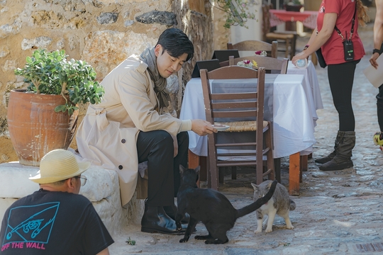 Chocolate Yoon Kye-sang and Ha Ji-won present healing SynergyJTBCs new Golden Globe, which will be broadcast on November 29th, will be followed by JTBCs new Golden Globe (directed by Lee Hyung-min, Lee Kyung-hee, produced by Drama House and JYP Pictures), which will be broadcast on November 20th. The behind-the-scenes was revealed.Chocolate draws a human melodrama that heals each others wounds through cooking after being reunited in a hospice ward by a scalpel-cold brain neurosurgeon, Yi Gang (Yoon Kye-sang), and a fire-warm chef, Moon Cha-young (Ha Ji-won), who caresses peoples hearts with food.Lee Hyung-min and Lee Kyung-hee, who caused the syndrome in 2004 with I am sorry and I love you, reunite the drama fans in itself.Here, the alternative lineup of Yoon Kye-sang and Ha Ji-won added to the emotional manufacturing dream team.The emotional Synergy of the two actors to be melted on the story that has been solved with deep insights and warm eyes on people is expected to be born of a differentiated human melody.The meeting between Melo-Chief Yoon Kye-sang and Ha Ji-won is the best point of observation to expect Chocolate.Earlier, Yoon Kye-sang said, I want to say that I am really happy.I want to convey the happiness of the moment I play with Ha Ji-won to viewers. The filming scene, which was released as he said, is full of laughter.Even if you look at it, Smile does not disappear, and it resembles a playful figure.As Ha Ji-won explained, Yoon Kye-sang always laughed at the filming scene, so I always shot it in a pleasant atmosphere. The laughter of two people blooming in Greece guarantees chemie restaurant.The picturesque visuals of Yoon Kye-sang and Ha Ji-won, which blend with the scenery of Greece, also entertain the eyes and mind.Yoon Kye-sang takes off her chicness and fills the screen with a warm, warm Smile.The shape of the Yoon Kye-sang, which gives a friendly eye-catching to the cat, is a perfect synchro rate with the two rivers with a cold but warm inner side.Ha Ji-wons unique healing Smile makes the mood of viewers refreshing.In his lovely charm, you can feel the hot chef Moon Cha Young with infinite positive energy.The Grece local rocke was also the first shot of Yoon Kye-sang and Ha Ji-won.The back door that Yoon Kye-sang and Ha Ji-wons perfect Synergy, who were perfectly dressed in the characters so that the first shooting was colorless, led the atmosphere to become more cheerful.Park Su-in