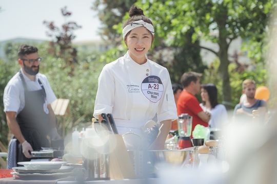 Chocolate Yoon Kye-sang and Ha Ji-won present healing SynergyJTBCs new Golden Globe, which will be broadcast on November 29th, will be followed by JTBCs new Golden Globe (directed by Lee Hyung-min, Lee Kyung-hee, produced by Drama House and JYP Pictures), which will be broadcast on November 20th. The behind-the-scenes was revealed.Chocolate draws a human melodrama that heals each others wounds through cooking after being reunited in a hospice ward by a scalpel-cold brain neurosurgeon, Yi Gang (Yoon Kye-sang), and a fire-warm chef, Moon Cha-young (Ha Ji-won), who caresses peoples hearts with food.Lee Hyung-min and Lee Kyung-hee, who caused the syndrome in 2004 with I am sorry and I love you, reunite the drama fans in itself.Here, the alternative lineup of Yoon Kye-sang and Ha Ji-won added to the emotional manufacturing dream team.The emotional Synergy of the two actors to be melted on the story that has been solved with deep insights and warm eyes on people is expected to be born of a differentiated human melody.The meeting between Melo-Chief Yoon Kye-sang and Ha Ji-won is the best point of observation to expect Chocolate.Earlier, Yoon Kye-sang said, I want to say that I am really happy.I want to convey the happiness of the moment I play with Ha Ji-won to viewers. The filming scene, which was released as he said, is full of laughter.Even if you look at it, Smile does not disappear, and it resembles a playful figure.As Ha Ji-won explained, Yoon Kye-sang always laughed at the filming scene, so I always shot it in a pleasant atmosphere. The laughter of two people blooming in Greece guarantees chemie restaurant.The picturesque visuals of Yoon Kye-sang and Ha Ji-won, which blend with the scenery of Greece, also entertain the eyes and mind.Yoon Kye-sang takes off her chicness and fills the screen with a warm, warm Smile.The shape of the Yoon Kye-sang, which gives a friendly eye-catching to the cat, is a perfect synchro rate with the two rivers with a cold but warm inner side.Ha Ji-wons unique healing Smile makes the mood of viewers refreshing.In his lovely charm, you can feel the hot chef Moon Cha Young with infinite positive energy.The Grece local rocke was also the first shot of Yoon Kye-sang and Ha Ji-won.The back door that Yoon Kye-sang and Ha Ji-wons perfect Synergy, who were perfectly dressed in the characters so that the first shooting was colorless, led the atmosphere to become more cheerful.Park Su-in