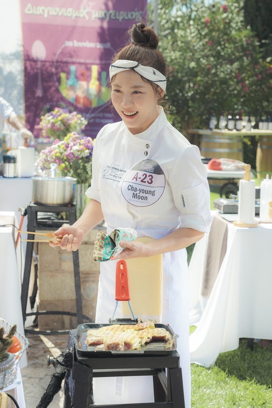 Chocolate Yoon Kye-sang and Ha Ji-won present healing SynergyJTBCs new Golden Globe, which will be broadcast on November 29th, will be followed by JTBCs new Golden Globe (directed by Lee Hyung-min, Lee Kyung-hee, produced by Drama House and JYP Pictures), which will be broadcast on November 20th. The behind-the-scenes was revealed.Chocolate draws a human melodrama that heals each others wounds through cooking after being reunited in a hospice ward by a scalpel-cold brain neurosurgeon, Yi Gang (Yoon Kye-sang), and a fire-warm chef, Moon Cha-young (Ha Ji-won), who caresses peoples hearts with food.Lee Hyung-min and Lee Kyung-hee, who caused the syndrome in 2004 with I am sorry and I love you, reunite the drama fans in itself.Here, the alternative lineup of Yoon Kye-sang and Ha Ji-won added to the emotional manufacturing dream team.The emotional Synergy of the two actors to be melted on the story that has been solved with deep insights and warm eyes on people is expected to be born of a differentiated human melody.The meeting between Melo-Chief Yoon Kye-sang and Ha Ji-won is the best point of observation to expect Chocolate.Earlier, Yoon Kye-sang said, I want to say that I am really happy.I want to convey the happiness of the moment I play with Ha Ji-won to viewers. The filming scene, which was released as he said, is full of laughter.Even if you look at it, Smile does not disappear, and it resembles a playful figure.As Ha Ji-won explained, Yoon Kye-sang always laughed at the filming scene, so I always shot it in a pleasant atmosphere. The laughter of two people blooming in Greece guarantees chemie restaurant.The picturesque visuals of Yoon Kye-sang and Ha Ji-won, which blend with the scenery of Greece, also entertain the eyes and mind.Yoon Kye-sang takes off her chicness and fills the screen with a warm, warm Smile.The shape of the Yoon Kye-sang, which gives a friendly eye-catching to the cat, is a perfect synchro rate with the two rivers with a cold but warm inner side.Ha Ji-wons unique healing Smile makes the mood of viewers refreshing.In his lovely charm, you can feel the hot chef Moon Cha Young with infinite positive energy.The Grece local rocke was also the first shot of Yoon Kye-sang and Ha Ji-won.The back door that Yoon Kye-sang and Ha Ji-wons perfect Synergy, who were perfectly dressed in the characters so that the first shooting was colorless, led the atmosphere to become more cheerful.Park Su-in