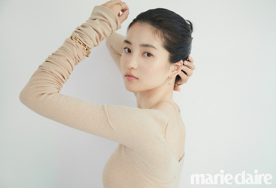 Actor Kim Tae-ri has been unveiled.Tiffanys Muse Kim Tae-ri recently released an Interview with a pictorial featuring her glowing charm in the December issue of Marie Claire, after a crank-up shoot of the movie Win Riho (Gase).Kim Tae-ri in the picture released on November 20 showed an alluring yet sophisticated appearance, a neat and neat appearance.In the Interview, Kim Tae-ri said, I want to be a wise person who knows how to enjoy this moment and who knows how to do the future that has not come.Minjee Lee