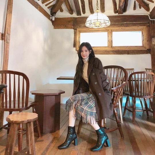 Girls Generation Seoul said hello.Seohyun posted several photos on November 20, along with an article entitled Send a Warm Haru on his personal instagram.In the photo, Seohyun made a warm atmosphere wearing a chestnut coat and a checkered skirt.Seohyun is eye-catching because he has long hair hanging down to the waist and emphasizes femininity.Choi Yu-jin