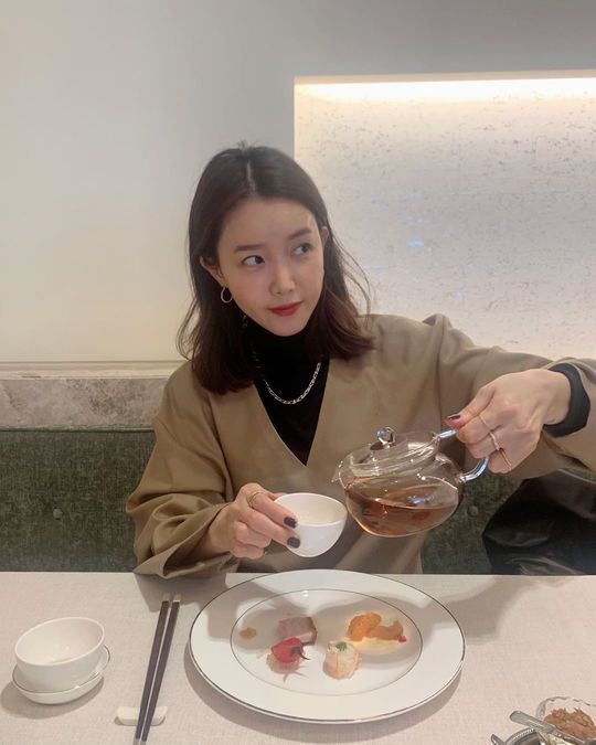 Actor Chae Jung-an has reported on the latest.Chae Jung-an posted a picture on his Instagram on November 19 with an article entitled teatime. Photo by Han Ji-min.Chae Jung-an in the public photo is enjoying tea time with a fresh expression.The elegant atmosphere of the actress, as well as the feminine fashion of Chae Jung-an, admires the viewers.Park So-hee