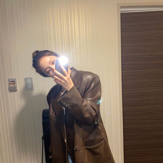SinB presented a beautiful mirror selfie.Group GFriend member SinB posted a picture on November 20th with the phrase cold cold on the official Instagram.In the photo, SinB is neatly tied up with his head and looking at his cell phone, who also showed off his beautiful visuals, a perfect match for leather jackets.han jung-won