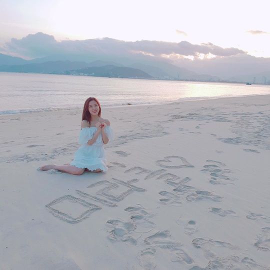 OH MY GIRL was captured in Natrang, Vietnam.OH MY GIRL posted several photos on the official Instagram on November 20 with a short article In Natrang.OH MY GIRL members in the public photos are enjoying a leisurely Vacation at the beautiful beaches and resort pools in Natrang.OH MY GIRL members are enjoying Vacation in a resort dress and swimwear.It is impressive to see the beautiful smile and the cool resort fashion just as it is exciting to Vacation for a long time.bak-beauty