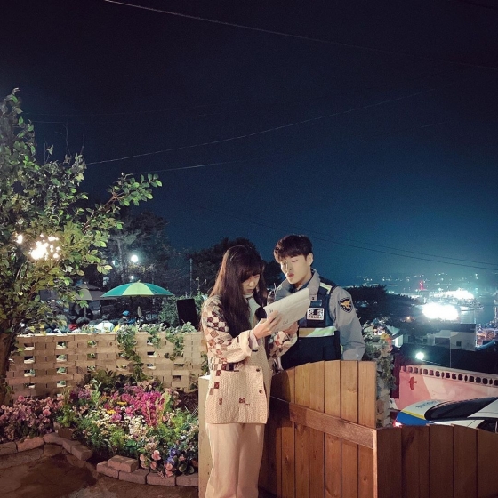 On Tuesday, Gong Hyo-jin posted a picture on his instagram with the words This night... Wednesday last week. #CamelliaPhilmage on the night of broadcasting.In the open photo, Gong Hyo-jin is talking with Kang Ha-neul side by side.The two people who are appearing in Camellia and Yongsik in the play are proud of their affectionate chemistry in the behind-the-scenes photos.The fans expressed regret over sending the two people away through comments such as Do not break up with the dragon and It is ridiculous to be a barrack.Meanwhile, KBS 2TV tree drama Camellia Phil will broadcast 37 times and 38 times continuously today (20th).
