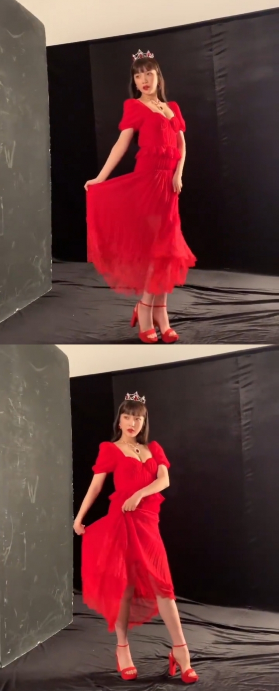 Joy released a selfie on her 20th day with an article entitled Now Im La Rouge on her Instagram account: in the public photos, Joy wears a crown and has a queen-like aura.In particular, Joys colorful features, which perfectly digest large earrings and necklaces, attract attention.In another released video, Joy showed off her alluring figure in a red dress, which she sported a long glee as she posed in red high heels.Joy, who is preparing to show various aspects ahead of the concert, raised the expectation of fans.Red Velvet, which is part of Hinyeon Joy, will hold Red Velvet 3rd Concert - La Rouge at Hwajeong Gymnasium, Korea University on the 23rd and 24th.