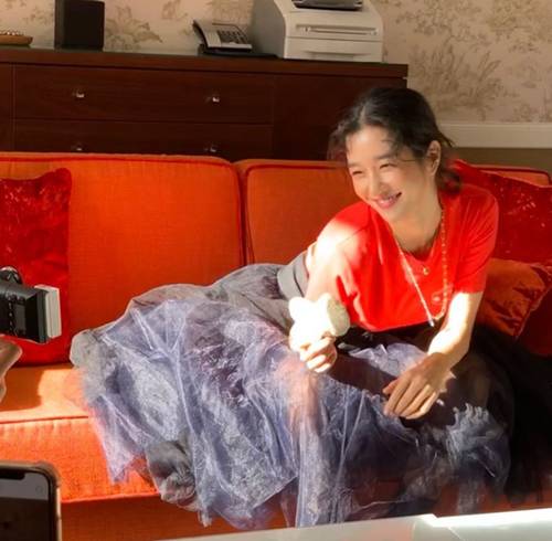 Actor Seo Ye-ji has been on the verge of bright Smile.Seo Ye-ji posted a picture on his 21st day with an article entitled Yes, its been a long time.In the photo, Seo Ye-ji poses with a bright smile on the sofa, especially the face just before the extinction and halfmoon eyes caught his eye.Netizens responded that they were pretty, Do not submerge and I am going to laugh.Seo Ye-ji appeared in this years films Cancer and Quantum Physics.