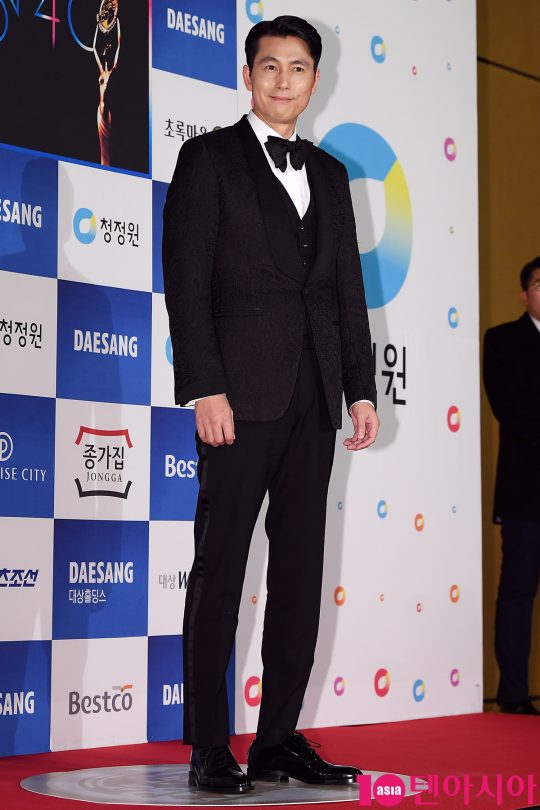 Actor Jung Woo-sung attended the 40th Blue Dragon Film Award red carpet event held at Paradise City Station in Unseo-dong, Incheon on the afternoon of the 21st.