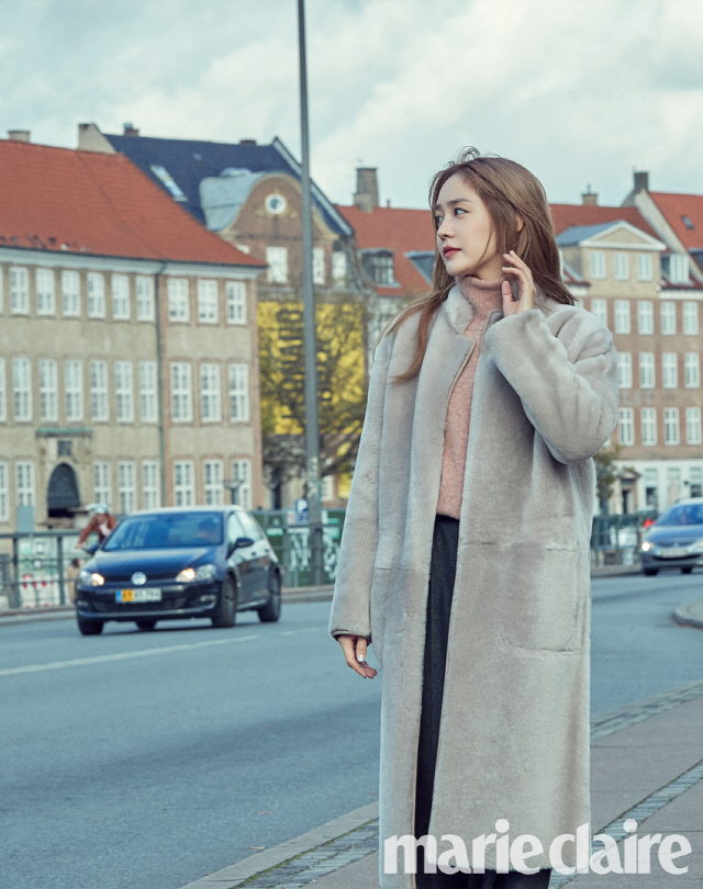 Actor Sung Yu-ri has released a picture full of elegant and sophisticated.On December 21, Sung-yuris December picture with Marie Claire was released.In this work, which was conducted under the winter scenery of beautiful and beautiful Copenhagen, Sung-yuri refined the soft colored matron coat, matching suede boots on the long coat, and showing mature and luxurious charm.Especially, in the indoor shooting of vintage mood, various costumes such as slit skirt and see-through blouse are completely digested in my own style, and the perfection of the picture is enhanced and the praise of the people in the field is received.In the meantime, Sung-yuri gave points in lip color according to the shooting concept on the day, and the lip color of the pitch tone gives a pure atmosphere and the briquette red color attracts the attention.This picture, which contains various charms of Sung-yuri, can be found in the December issue of Marie Claire and the Marie Claire website.