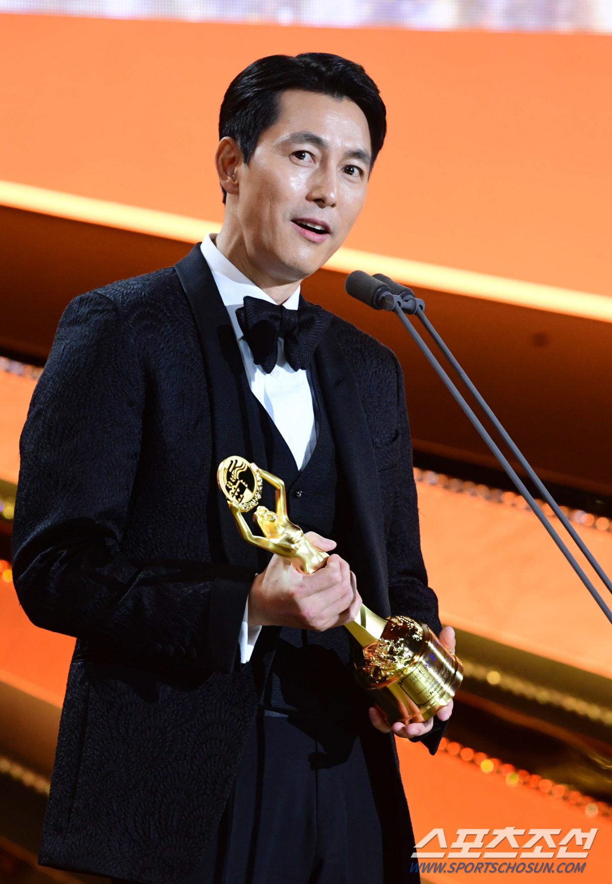 Its been 25 years since I debuted.Actor Jung Woo-sung (46), an icon of youth who swept screens and tubes in the 1990s, finally won the first starring award in the Blue Dragon and was the best actress of his life.Jung Woo-sung became the hero of the 40th Blue Dragon Film Award Academy Awards through the movie Innocent Witness.He won the best lead award as an actor after competing with prominent candidates such as Ryu Seung-ryong (extreme occupation), Seol Kyung-gu (birthday), Song Kang-ho (parasite), and Cho Jeong-seok (excit).It is the first Blue Dragon Academy Awards trophy to debut in 1994 with the movie Gumiho and be held in the arms in 25 years.Jung Woo-sung, who was recognized as Actor of Chungmuro through the stage of Blue Dragon in Icon of Youth in the past.For him, the first Blue Dragon Academy Awards have remained the biggest Hwanhee moment since his debut.He also did not have a relationship between Jung Woo-sung and Blue Dragon.Jung Woo-sung won the popular star award in 20, 22, 29 and 37 times in Blue Dragon, but it had to be evaluated 1% in acting ability.Starting with his name being nominated for the 18th Blue Dragon Academy Awards (Bit) in 1997, he has been named as a candidate for the 24th Academy Awards (Dung Dog), 34th Best Supporting Actor (Watchers), 35th Academy Awards (Number of God), 37th Academy Awards (Asura), as many as four Academy Awards, one Best Supporting Actor nominee. I was saddened by the fact that I could not see the fruits at the threshold of the awards.The work that gave Jung Woo-sung the first Blue Dragon star, Hwanhee, is Innocent Witness.A work that depicts the story of a lawyer who must prove the innocence of the powerful Murder The Suspect meeting an autistic girl who is the only witness to the scene of the incident.Jung Woo-sung played the lawyer Sun Ho of Murder The Suspect.In Innocent Witness, which offers a special sympathy between Murder The Suspects lawyer and the only witness autistic girl, two characters who can never get close, Jung Woo-sung resonated with those who delicately expressed the amplitude of changing emotions as they met girl Jiu.With the existing intense image and a new charm with a human and warm character, the screen was hot this year.Jung Woo-sung, who opened his new heyday with the first Academy Awards of his life in six games in five games on the stage of Blue Dragon this year.In Icon of Youth, Chungmuros Believe and See Actor will be welcomed in 2020.Soon after the awards were announced, Jung Woo-sung could not hide his look of dismay.Jung Woo-sung said, I knew parasites would receive it, I wanted to say this.(Snow) My brother cheered for my awards, and that became reality. I participated in quite a lot of Blue Dragon Film Awards, and Academy Awards are the first.I did not plan and dream, so I got this award. I thanked Lee Han and Kim Hyang Gi of Innocent Witness.Jung Woo-sung said, I think that a man who is watching my trophy in his hand more than anyone else, my friend Lee Jung-jae, will be delighted with me.I will share this joy with all of you. 