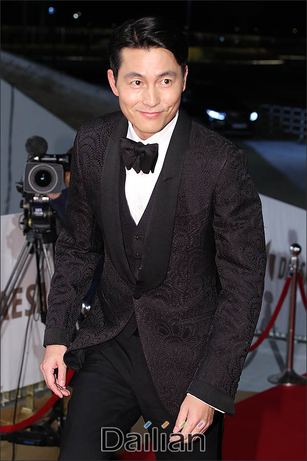 Actor Jung Woo-sung is walking on the red carpet at the 40th Blue Dragon Film Awards ceremony held at Incheon Yeongjongdo Paradise City Station on the afternoon of the 21st.