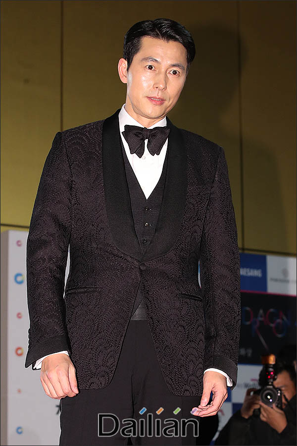 Actor Jung Woo-sung is walking on the red carpet at the 40th Blue Dragon Film Awards ceremony held at Incheon Yeongjongdo Paradise City Station on the afternoon of the 21st.