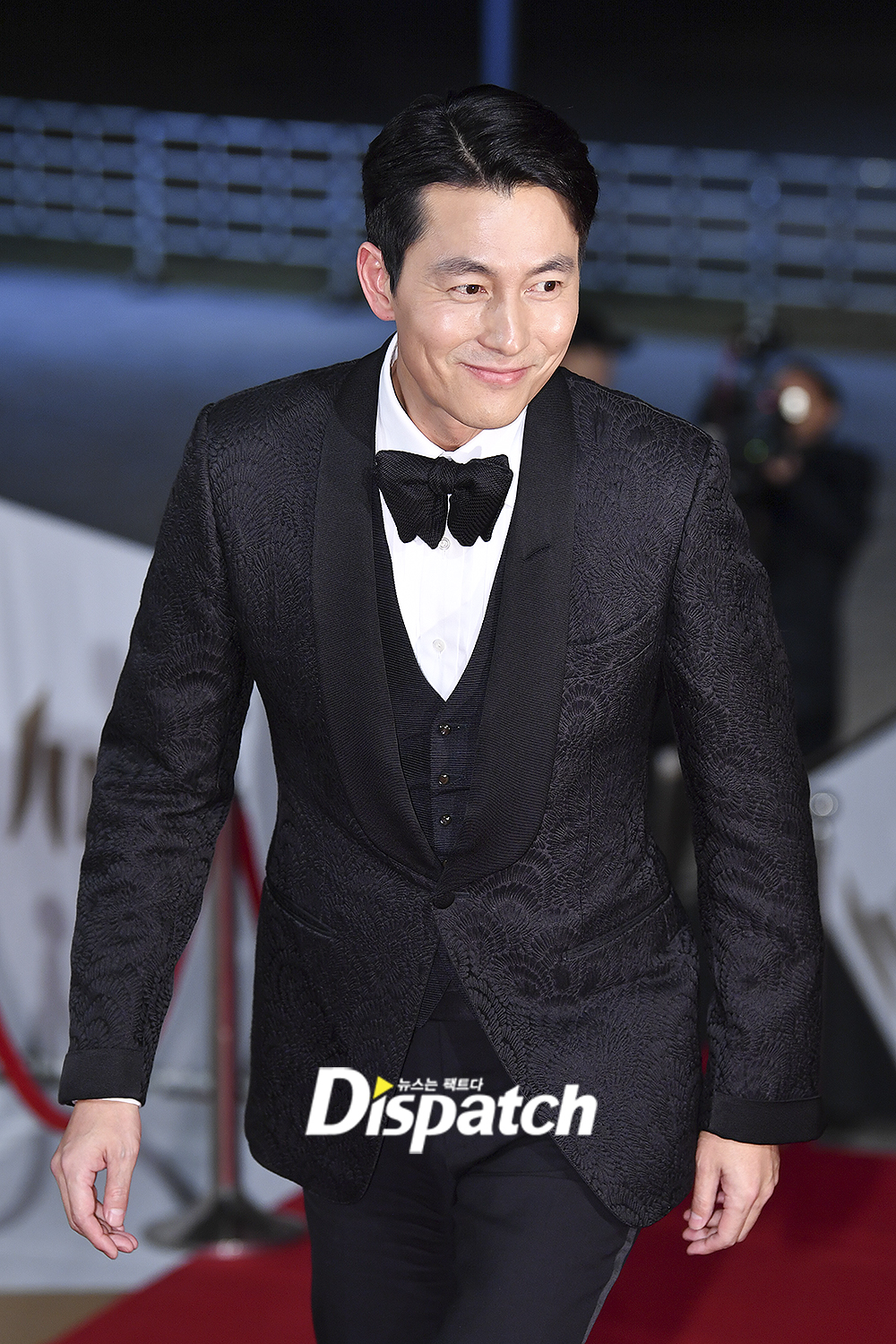 The red carpet was held at the Paradise City Hotel in Unseo-dong, Jung-gu, Incheon on the afternoon of the 21st.Jung Woo-sung received a lot of reporters and fans cheers with the brilliant visuals on the day.On the other hand, Extreme Job, parasite, midbird, Swing Kids and Exit were nominated for the Blue Dragon Film Award.The directors awards were nominated by Swing Kids Kang Hyung-chul, parasite Bong Joon-ho, Bongo-dong Battle Won Shin-yeon, Extreme Job Lee Byung-hun and Sabaha Jang Jae-hyun.