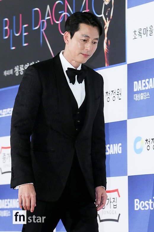 Actor Jung Woo-sung attended the 40th Blue Dragon Film Award awards red carpet held at Paradise City Station in Jung-gu, Incheon on the afternoon of the 23rd.