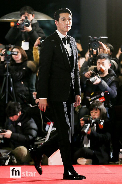 Actor Jung Woo-sung attended the 40th Blue Dragon Film Award awards red carpet held at Paradise City Station in Jung-gu, Incheon on the afternoon of the 23rd.