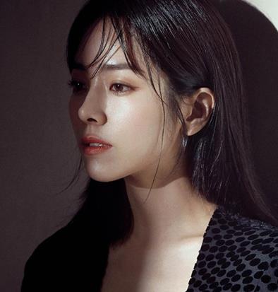 Actor Han Ji-min reported on the recent Nice situation.Han Ji-min posted a picture on his SNS on the afternoon of the 19th.Han Ji-min in the public photo is showing off the beauty of Irreplaceable You goddess on the watery skin.Especially, the visuals of sculpture beauty in a distinctive feature are admirable.On the other hand, Han Ji-min, who made his debut in SBS drama All-in in 2003, received a lot of love by appearing in drama Dae Jang Geum, Kyungsung Scandal, Rooftop Prince, Blind Eyes and Knowing Wife.