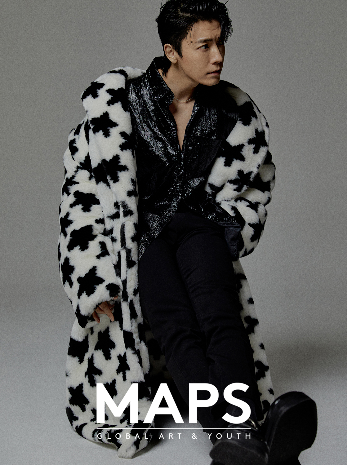 Super Junior Dong-Hae, a piece of visuals, is a solo picture of a woman shooting! Super Junior Dong-Hae has launched a female sniper with a unique visual picture.Dong-Hae in the public picture stares at the camera lens with his eyes and catches his gaze with a colorful pale color charm, such as radiating a charismatic atmosphere.Dong-Hae, who has an unusual 16-page volume as a sole picture, is the back door that has led to applause from the field staff by simultaneously digesting the static and serious concept and the fatal retro sexy concept.This special picture, which was filmed to commemorate the 13th anniversary of the launch of the global art fashion magazine Maps (MAPS), can be found in the December issue of Maps (MAPS), which is sold at bookstores and online book stores nationwide from today (21st).As it is a special picture, the cover is published in two versions of the charm of Dong-Hae.iMBC Photos