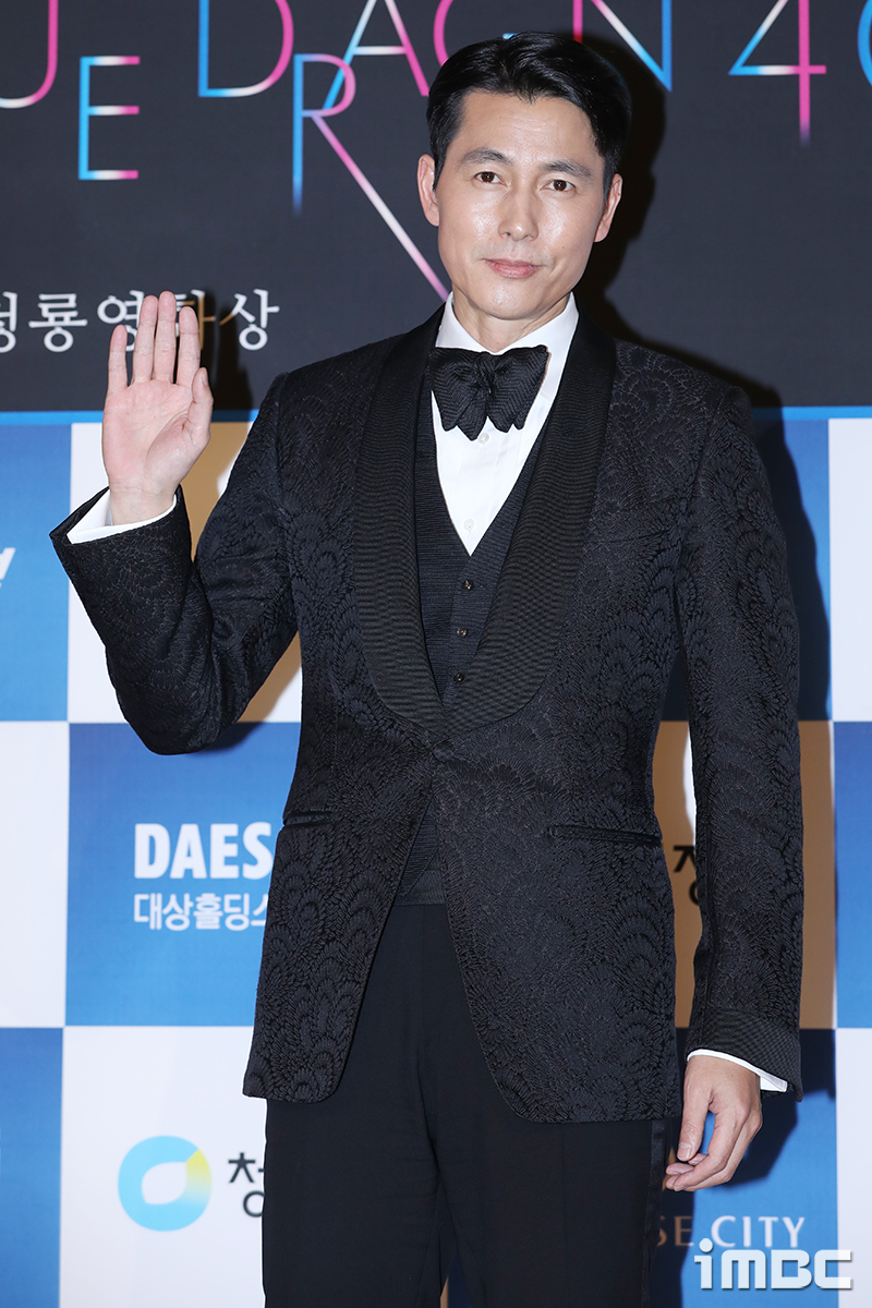 Actor Jung Woo-sung poses at the 40th Blue Dragon Film Award Red Carpet event held at Paradise City Station in Jung-gu, Incheon on the afternoon of the 21st.iMBC Servo Type  Photo Servo Type