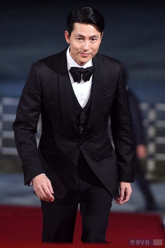 Actor Jung Woo-sung is taking his step to attend the 40th Blue Dragon Film Award red carpet event held at Paradise City Hotel in Unseo-dong, Incheon on the afternoon of the 21st.