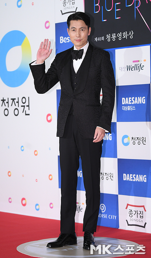 Actor Jung Woo-sung attends the red carpet event at the 2019 Blue Dragon Film Festival in Unseo-dong, Jung-gu, Incheon, on the afternoon of the 21st.The 40th Blue Dragon Film Awards have a meaningful time with the Korean movie stars who have played a big role this year.
