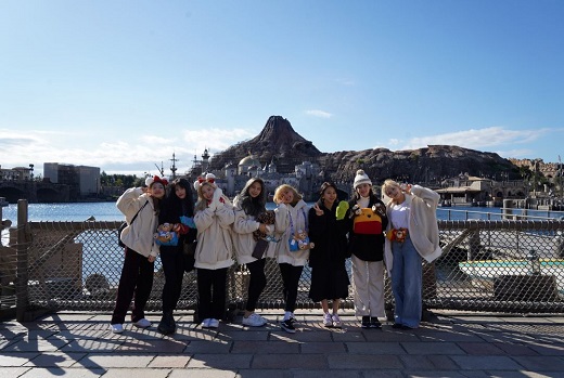 Girl group TWICE has appeared in Japan Tokyo Disneyland.Two photos were posted on TWICEs Japan official Twitter Inc. on Tuesday.In the open photo, TWICE poses in various ways in the background of Disneyland. The colorful plain clothes fashion attracts attention.On the other hand, TWICE will appear on the Japan year-end song festival NHK Hongbaekgajeon which will be aired on December 31st.