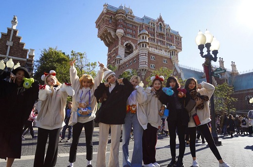 Girl group TWICE has appeared in Japan Tokyo Disneyland.Two photos were posted on TWICEs Japan official Twitter Inc. on Tuesday.In the open photo, TWICE poses in various ways in the background of Disneyland. The colorful plain clothes fashion attracts attention.On the other hand, TWICE will appear on the Japan year-end song festival NHK Hongbaekgajeon which will be aired on December 31st.
