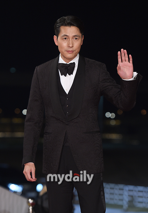 Jung Woo-sung greets on the red carpet of the 40th Blue Dragon Film Festival held at the Incheon Youngjongdo Paradise City Station on the afternoon of the 21st.