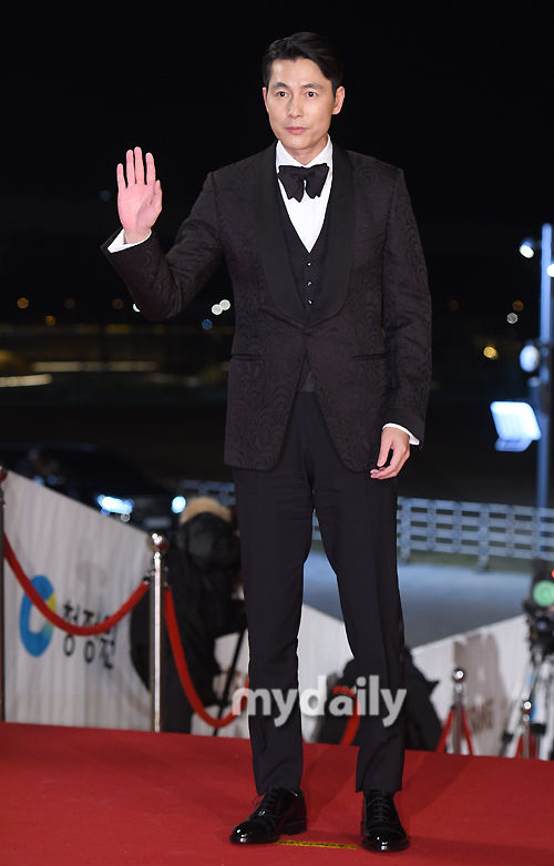 Jung Woo-sung greets at the 40th Blue Dragon Film Festival Red Carpet at the Incheon Youngjongdo Paradise City Station on the afternoon of the 21st.