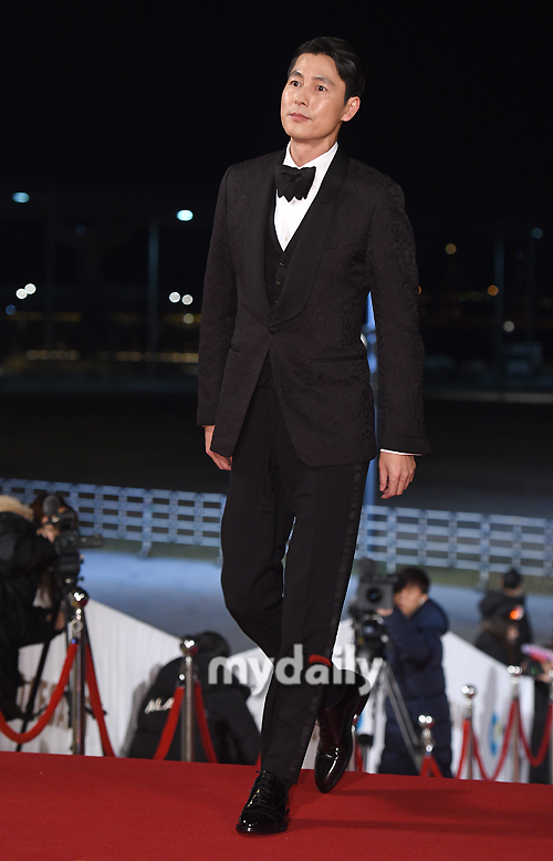Jung Woo-sung greets at the 40th Blue Dragon Film Festival Red Carpet in Paradise City, Incheon Youngjongdo on the afternoon of the 21st.