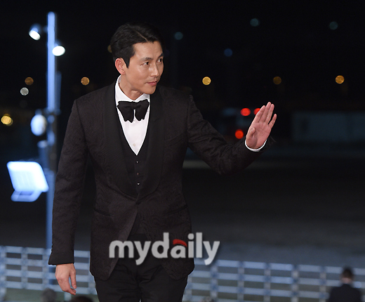 Jung Woo-sung greets on the red carpet of the 40th Blue Dragon Film Festival held at the Incheon Youngjongdo Paradise City Station on the afternoon of the 21st.