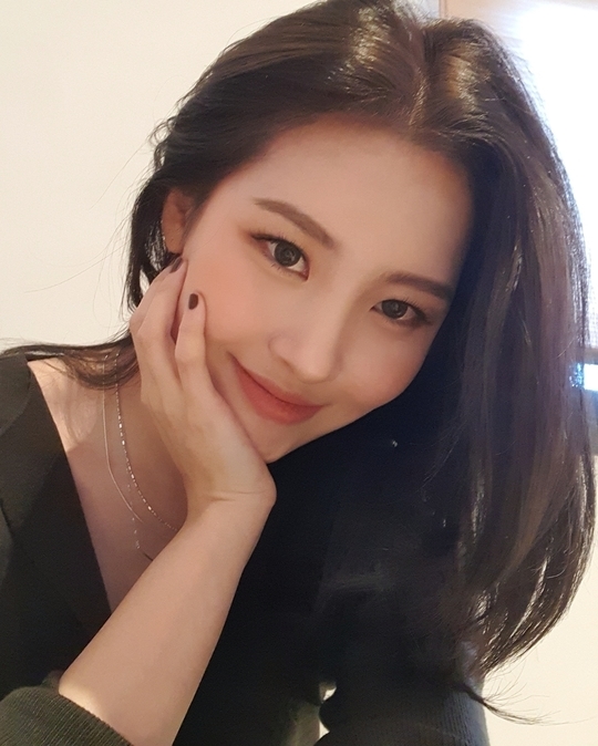 Sunmi shares Fascinational selfie after Hair coloringSinger Sunmi uploaded three photos to her Instagram on November 21, with the phrase Hair colored.Sunmi in the photo is looking at the camera after her hair coloring in dark color; he showed off her beauty with a sharp nose and white skin.han jung-won