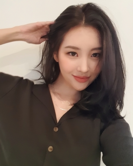 Sunmi shares Fascinational selfie after Hair coloringSinger Sunmi uploaded three photos to her Instagram on November 21, with the phrase Hair colored.Sunmi in the photo is looking at the camera after her hair coloring in dark color; he showed off her beauty with a sharp nose and white skin.han jung-won