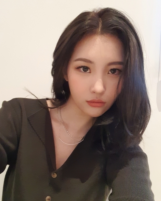 Sunmi shares Fascinational selfie after Hair coloringSinger Sunmi uploaded three photos to her Instagram on November 21, with the phrase Hair colored.Sunmi in the photo is looking at the camera after her hair coloring in dark color; he showed off her beauty with a sharp nose and white skin.han jung-won