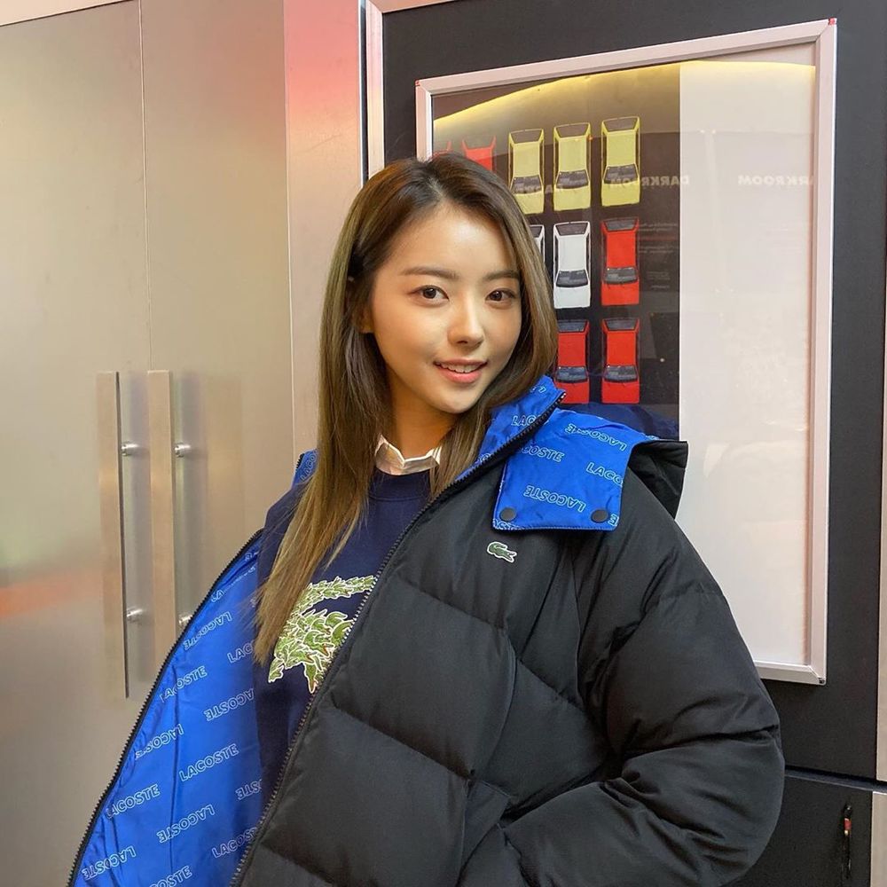 Singer Lim Na-young showed off her sophisticated beauty.Lim Na-young posted a picture on his Instagram on November 21 with an article entitled Padding when its cold.Lim Na-young in the public photo is smiling chicly. Lim Na-youngs padding style, which makes good use of the unique atmosphere, attracts attention.Park So-hee