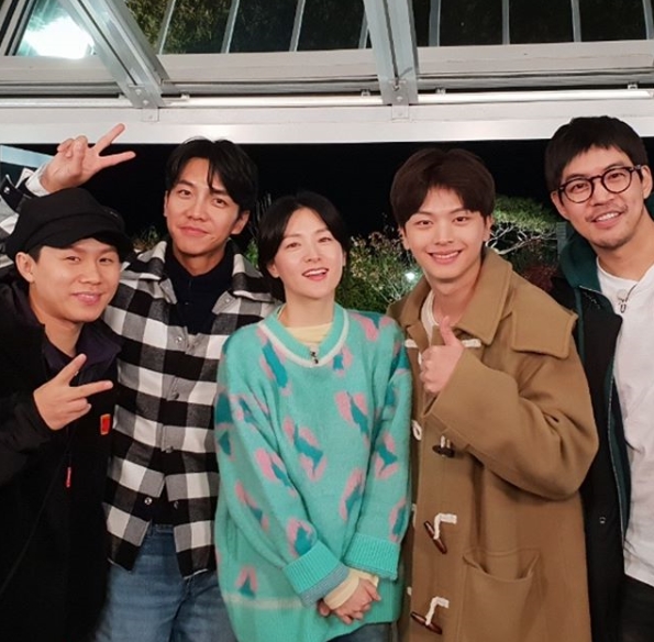 , Lee Seung-gi  Yang Se-hyeong metActor Lee Yeong-ae stars in All The ButlersLee Yeong-ae appears on SBS All The Butlers Celebratory photo on personal Instagram on November 20I posted the article.Lee Yeong-ae in the photo is smiling with All The Butlers members Lee Seung-gi, Yang Se-hyeong, Lee Sang-yoon, and Yang Sung-jae.All The Butlers is a life and concept program of cohabitation of young people and my way geek masters full of question marks.Lee Yeong-ae is expected to appear as Master All The Butlers.Park Su-in