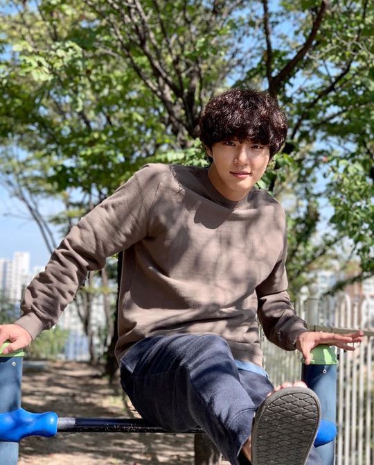 Actor Yoon Shi-yoons TVN drama Psychopath Diary Diary shooting scene was released.On the official Instagram of Yoon Shi-yoon, November 21, It seems like it is not a hogu when I exercise.TVN Psychopath Diary Diary and a picture was posted.Inside the picture was a picture of Yoon Shi-yoon on the exercise gear; Yoon Shi-yoon smiles at the camera.Yoon Shi-yoons pogled perm head and opposite charismatic eyes catch the eye.The fans who responded to the photos responded I am cheering, Thank you very much, It is so cute.delay stock