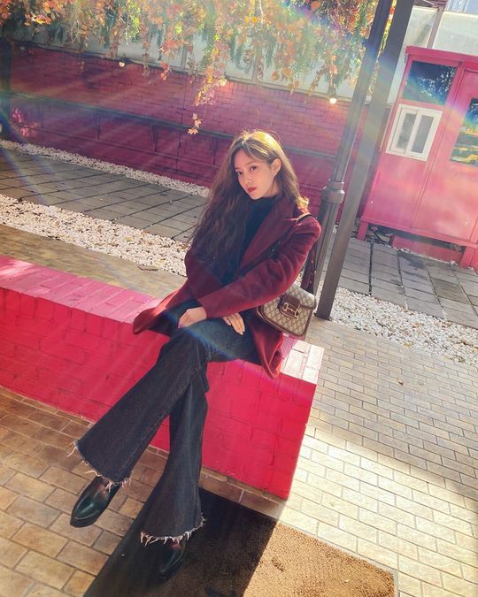 Hyomin, from Tiara, showed off her glamorous figure.Hyomin posted several photos on his Instagram on November 21.In the open photo, Hyomin boasts a sophisticated burgundy style and is making a chic look toward the camera.Hyomins alluring atmosphere, which blends with beautiful autumn scenery, attracts attention.Park So-hee