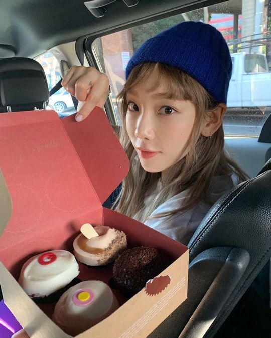 The adorable current status of Girls Generation Taeyeon has been revealed.Taeyeon posted two photos on her Instagram account on November 21.The photo shows Taeyeon smiling brightly pointing to dessert, with the blue Hat looking as good as a Perfect match.kim myeong-mi