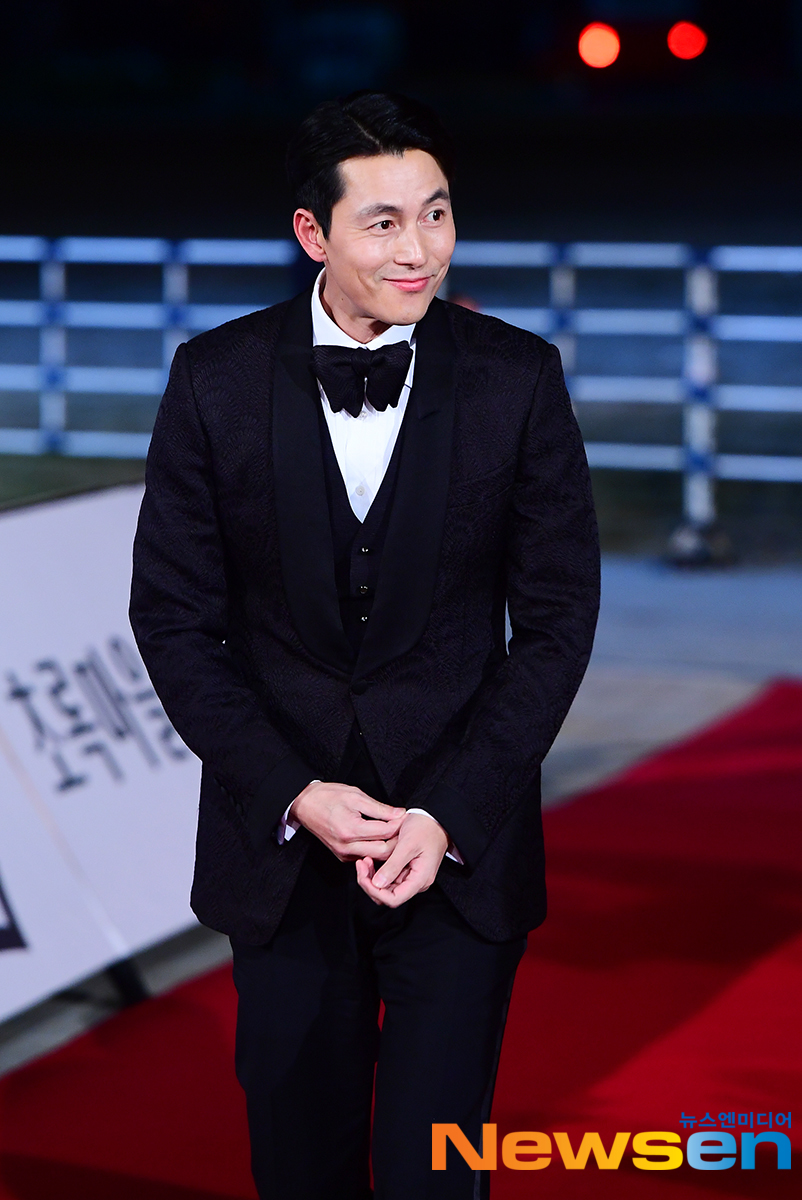 The 40th Blue Dragon Film Festival (Blue Dragon Film Award) Awards Red Carpet and Photo Wall event were held in Paradise City, Incheon Yeongjong Island on the afternoon of November 21.Jung Woo-sung is stepping on Red Carpet on the day.Jang Gyeong-ho