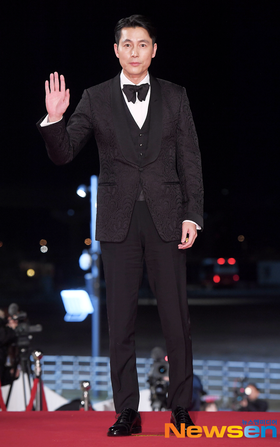 The 40th Blue Dragon Film Festival (Blue Dragon Film Award) awards ceremony Red Carpet and Photo Wall event was held in Paradise City, Incheon Yeongjong Island on the afternoon of November 21.Jung Woo-sung is stepping on Red Carpet on the day.Jung Yoo-jin