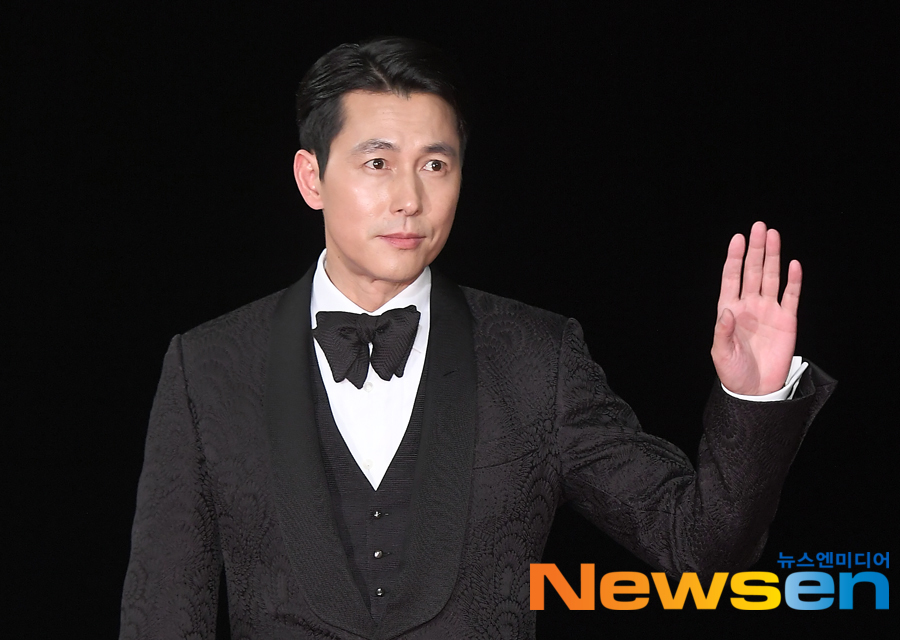 The Red Carpet and photo wall event of the 40th Blue Dragon Film Festival (Blue Dragon Film Award) was held in Paradise City, Yeongjong-do, Incheon on the afternoon of November 21.Jung Woo-sung is stepping on the Red Carpet on the day.Jung Yu-jin