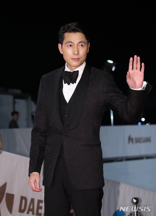 Jung Woo-sung has won the Academy Awards by shaking off the movie Windness, Extreme Job Ryu Seung-ryong, Birthday Seol Kyung-gu, parasite Song Kang-ho, Jung Woo-sung and Exit.Jung Woo-sung said in his award testimony, I suddenly thought I wanted to receive the award. I wanted to make a joke about saying I thought parasites would receive the award.I participated in the Blue Dragon quite a lot, but I received the first prize.I thought Kim Hyang Gi would not come today, but it was nice to show up as a prize winner, Kim Hyang Gi was a wonderful partner.I was happy and happy to work with the director who did not join me here. Jung Woo-sung also said, I think that a man who is watching a tropy on TV, my friend Lee Jung-jae, will be delighted with it.I want to share my joy with you too.sympathy media