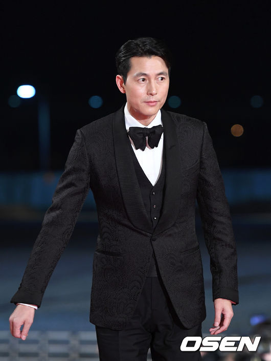 The 40th Blue Dragon Film Award Red Carpet event was held at Paradise City in Jung-gu, Incheon on the afternoon of the 21st.Actor Jung Woo-sung is stepping on the Red Carpet.