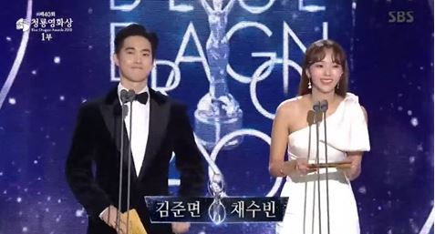At the 40th Blue Dragon Film Awards ceremony held in Paradise City, Yeongjong-do, Incheon on the 21st, Suho (EXO Suho) joined Chae Soo-bin (25) as a prize winner for the staff.Suho, who acts as the leader of the group EXO Suho, is also continuing his career as a movie star, including appearing in the film Glory Day (2016).I was thrilled to see senior Jeon Do-yeon after hearing the OST on the celebratory stage, he said.Jeon Do-yeon laughed, insidiously at Suhos words.Jeon Do-yeon starred in the movie Connect with Han Seok-gyu, and the movie insertion song The Lovers Concerto was very popular at the time.