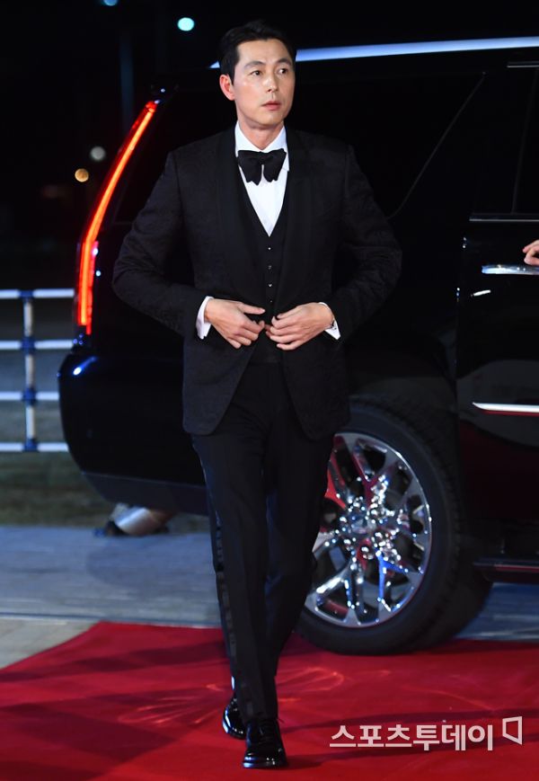 The 40th Blue Dragon Film Award Red Carpet Event was held at Paradise City Station in Unseo-dong, Incheon on the afternoon of the 21st.Actor Jung Woo-sung, who attended the event, is stepping on Red Carpet. November 21, 2019