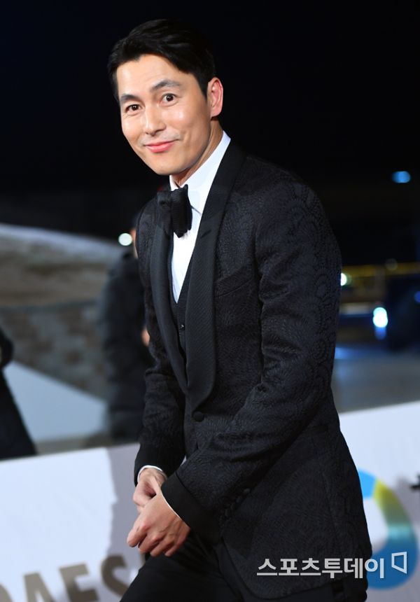The 40th Blue Dragon Film Award Red Carpet Event was held at Paradise City Station in Unseo-dong, Incheon on the afternoon of the 21st.Actor Jung Woo-sung, who attended the event, is stepping on Red Carpet. November 21, 2019