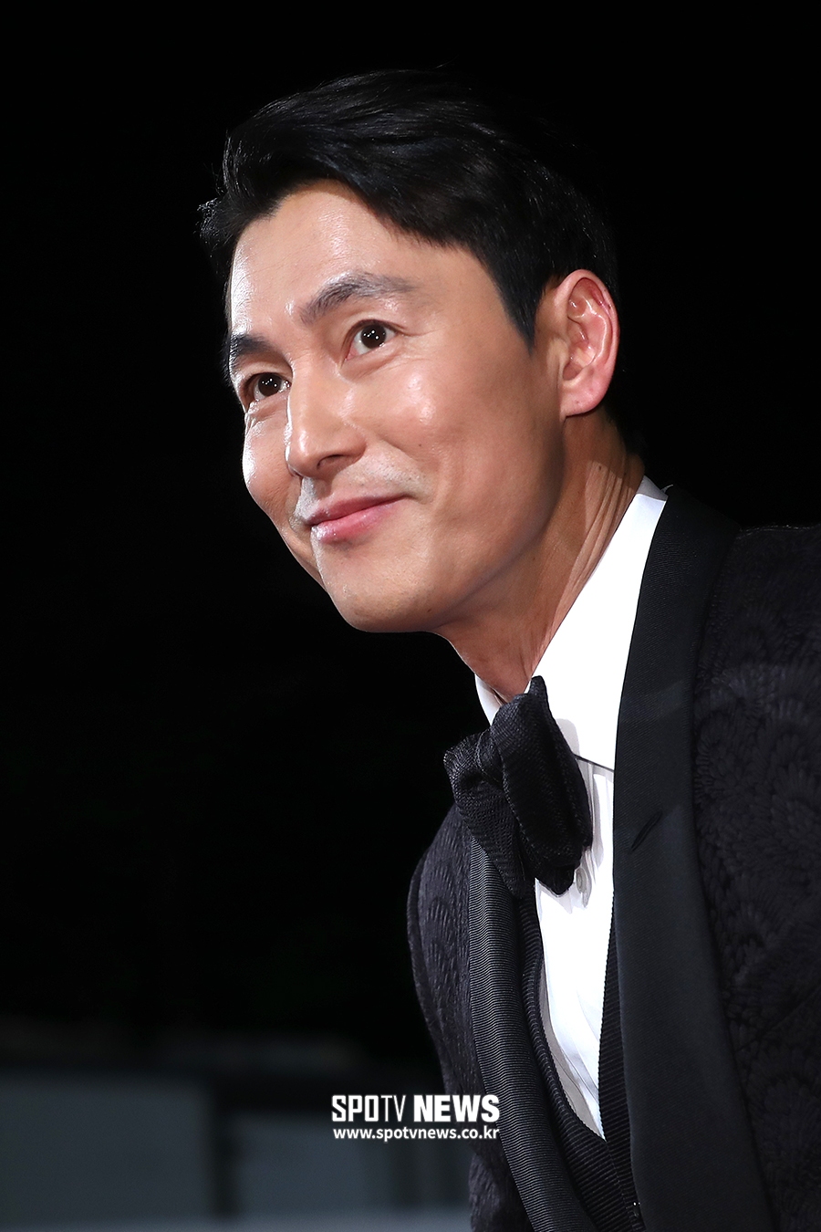 The 40th Blue Dragon Film Award Red Carpet event was held at Paradise City Station in Unseo-dong, Jung-gu, Incheon on the afternoon of the 21st.Actor Jung Woo-sung poses.