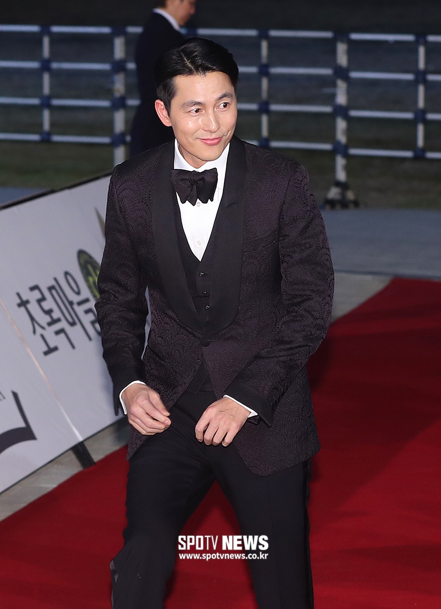 The 40th Blue Dragon Film Award Red Carpet event was held at Paradise City Station in Unseo-dong, Jung-gu, Incheon on the afternoon of the 21st.Actor Jung Woo-sung poses.